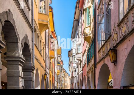 Die malerischen und farbenfrohen Gebäude von Bozen. Trentino Alto Adige, Italien. Stockfoto