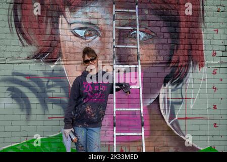 Birmingham, Großbritannien. 24. September 2022. „Cry“, eine von etwa einem Dutzend Straßengraffiti-Künstlerinnen, die im Rahmen des High Vis Street Art Festivals bei den Tea Works an Wänden in Digbeth arbeiten. Street Art wird oft als männlich dominierte Kultur angesehen, aber das ändert sich. Kredit: Peter Lopeman/Alamy Live Nachrichten Stockfoto