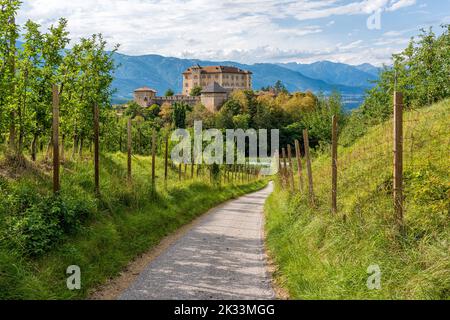 Malerische Aussicht auf Schloss Thun, Val di Non, Provinz Trento, Trentino-Südtirol, Italien. Stockfoto