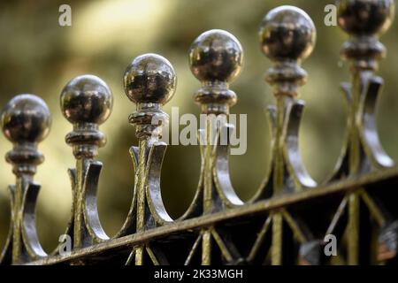 Handgefertigtes handgefertigtes, handgefertigtes Geländer mit Kugelumlaufgitter aus Schmiedeeisen. Stockfoto