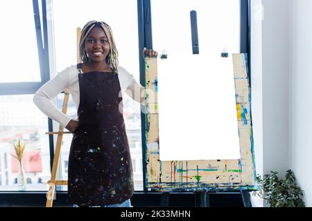 Junge afrikanische Studentin mit Nasenpiercing im Kunststudio Stockfoto