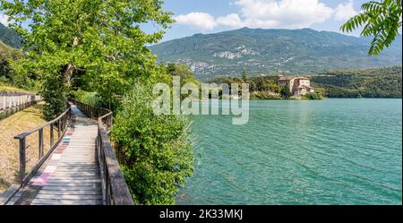See und Castel Toblino, idyllische Lage in der Provinz Trient, Trentino Alto Adige, Norditalien. Stockfoto