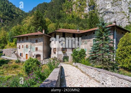 Das kleine Dorf Moline, in der Nähe von San Lorenzo in Banale. Provinz Trient, Trentino-Südtirol, Italien. Stockfoto