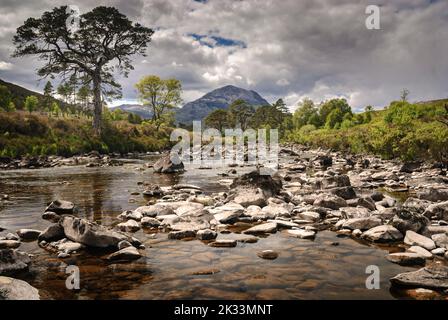 Ein Sommer-HDR-Bild von A' Ghairbhe in Glen Torridon mit Sgurr Dubh im Hintergrund, Wester Ross, Schottland. 08. Juni 2009 Stockfoto