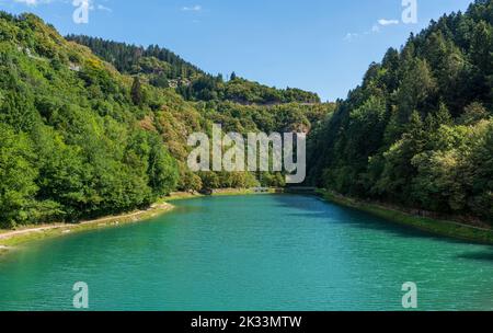 Idyllischer Sommerblick in Molveno, in der Provinz Trient, Trentino-Südtirol, Italien. Stockfoto