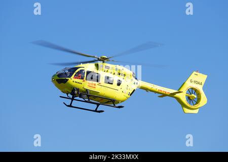 Der Yorkshire Air Ambulance landet auf den North Yorkshire Moors, nachdem ein Mann vom Bahnsteig der Goathland Station gefallen ist Stockfoto