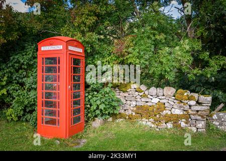 Eine herbstliche HDR-Aufnahme einer alten Telefonbox im Weiler Halton Gill, North Yorkshire, England. 23. September 2022 Stockfoto