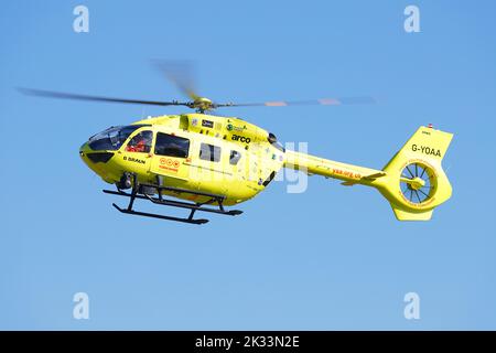 Der Yorkshire Air Ambulance landet auf den North Yorkshire Moors, nachdem ein Mann vom Bahnsteig der Goathland Station gefallen ist Stockfoto