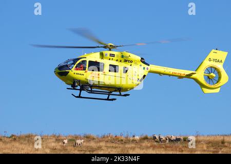 Der Yorkshire Air Ambulance landet auf den North Yorkshire Moors, nachdem ein Mann vom Bahnsteig der Goathland Station gefallen ist Stockfoto