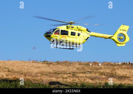 Der Yorkshire Air Ambulance landet auf den North Yorkshire Moors, nachdem ein Mann vom Bahnsteig der Goathland Station gefallen ist Stockfoto