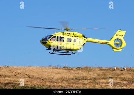 Der Yorkshire Air Ambulance landet auf den North Yorkshire Moors, nachdem ein Mann vom Bahnsteig der Goathland Station gefallen ist Stockfoto