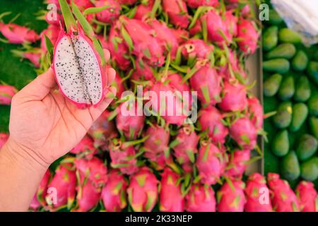 Haufen Pitaya oder Drachenfrucht, großer Haufen rosa Drachenfrucht auf traditionellem Markt, Kopierraum. Stockfoto