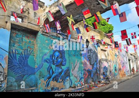 Die farbenfrohe und vielseitige kolumbianische Kultur ist Gegenstand der Wandmalereien und Gemälde in Cartagena! Verkäuferverkäufe auf der Straße! Stockfoto