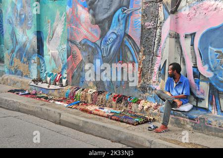 Die farbenfrohe und vielseitige kolumbianische Kultur ist Gegenstand der Wandmalereien und Gemälde in Cartagena! Verkäuferverkäufe auf der Straße! Stockfoto