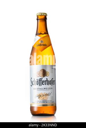 LONDON, Großbritannien - 15. JUNI 2022: Flasche Schofferhofer deutsches Kristallweizenbier auf Weiß. Stockfoto