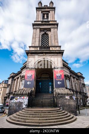 St Stephen's Church mit Plakaten für Hamlet, St Vincent Street, Stockbridge, Edinburgh New Town, Schottland, VEREINIGTES KÖNIGREICH Stockfoto