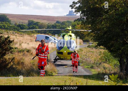 Der Yorkshire Air Ambulance landet auf den North Yorkshire Moors, nachdem ein Mann vom Bahnsteig der Goathland Station gefallen ist Stockfoto