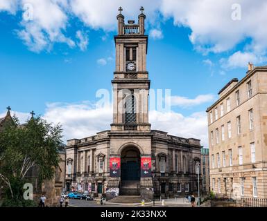 St Stephen's Church mit Plakaten für Hamlet, St Vincent Street, Stockbridge, Edinburgh New Town, Schottland, VEREINIGTES KÖNIGREICH Stockfoto