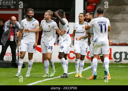 Elliott Nevitt von Tranmere Rovers (2. von links) feiert mit seinen Teamkollegen, nachdem er seinem Team 1. Tor erzielt hat. EFL Skybet Football League Two Match, Walsall gegen Tranmere Rovers im Poundland Bescot Stadium in Walsall, West Midlands, am Samstag, 24.. September 2022. Dieses Bild darf nur für redaktionelle Zwecke verwendet werden. Nur zur redaktionellen Verwendung, Lizenz für kommerzielle Nutzung erforderlich. Keine Verwendung bei Wetten, Spielen oder Veröffentlichungen in einem Club/einer Liga/einem Spieler.pic von Chris Stading/Andrew Orchard Sports Photography/Alamy Live News Stockfoto