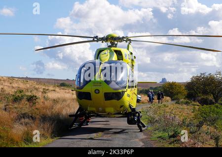 Der Yorkshire Air Ambulance landet auf den North Yorkshire Moors, nachdem ein Mann vom Bahnsteig der Goathland Station gefallen ist Stockfoto