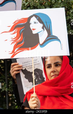 London, England, Großbritannien 24/09/2022 nach dem Tod von Mahsa Amini im Iran vor etwas mehr als einer Woche dauern die Proteste vor der iranischen Botschaft an. Frauen spielten eine wichtige Rolle bei der Demonstration, die zu Demokratie und Freiheit aufrief. Stockfoto