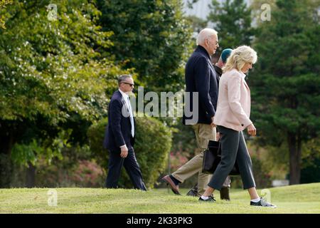 Washington, Vereinigte Staaten. 24. September 2022. US-Präsident Joe Biden und First Lady Dr. Jill Biden verlassen Fort McNair in Washington, DC auf dem Weg nach Wilmington, Delaware am 24. September 2022. Quelle: Yuri Gripas/Pool via CNP/dpa/Alamy Live News Stockfoto