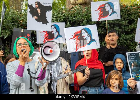 London, England, Großbritannien 24/09/2022 nach dem Tod von Mahsa Amini im Iran vor etwas mehr als einer Woche dauern die Proteste vor der iranischen Botschaft an. Frauen spielten eine wichtige Rolle bei der Demonstration, die zu Demokratie und Freiheit aufrief. Stockfoto
