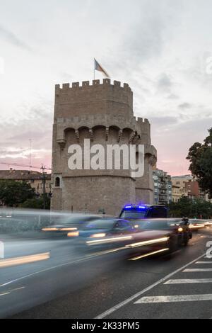 Seitenansicht von Torres de Serrano, Blick von der Straße in der Dämmerung, Lichter der vorbeifahrenden Fahrzeuge, Valencia, Spanien Stockfoto