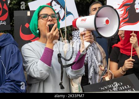 London, England, Großbritannien 24/09/2022 nach dem Tod von Mahsa Amini im Iran vor etwas mehr als einer Woche dauern die Proteste vor der iranischen Botschaft an. Frauen spielten eine wichtige Rolle bei der Demonstration, die zu Demokratie und Freiheit aufrief. Stockfoto