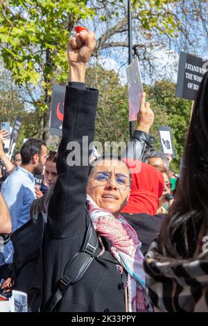 London, England, Großbritannien 24/09/2022 nach dem Tod von Mahsa Amini im Iran vor etwas mehr als einer Woche dauern die Proteste vor der iranischen Botschaft an. Frauen spielten eine wichtige Rolle bei der Demonstration, die zu Demokratie und Freiheit aufrief. Stockfoto