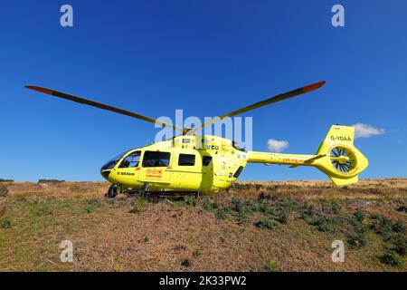 Der Yorkshire Air Ambulance landet auf den North Yorkshire Moors, nachdem ein Mann vom Bahnsteig der Goathland Station gefallen ist Stockfoto