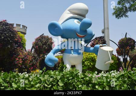 Dubai, VAE. 01. Juni 2022: Eine riesige Figur eines Schlumpfes mit einer Gießkanne im Dorf Smurf im Dubaier Miracle Garden. Stockfoto