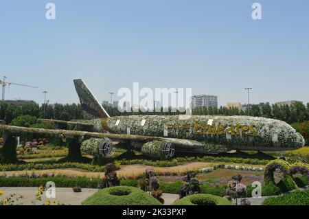 Dubai, VAE. 01. Juni 2022: Eine Skulptur des Emirates Airbus A380 Flugzeug bedeckt mit Blumen im Dubai Miracle Garden. Stockfoto