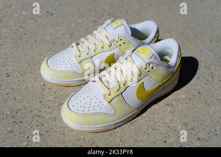 BLOTZHEIM, FRANKREICH - 19. SEPTEMBER 2022 : Nike Dunk Low Yellow Strike Sneaker Stockfoto