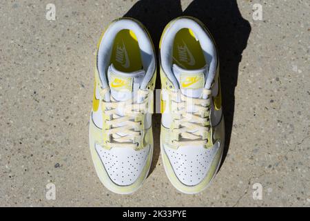 BLOTZHEIM, FRANKREICH - 19. SEPTEMBER 2022 : Nike Dunk Low Yellow Strike Sneaker Stockfoto