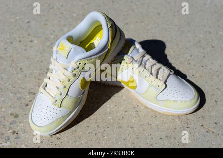 BLOTZHEIM, FRANKREICH - 19. SEPTEMBER 2022 : Nike Dunk Low Yellow Strike Sneaker Stockfoto