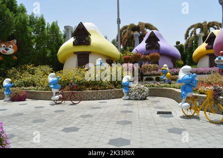 Dubai, VAE. 01. Juni 2022: Smurf-Figuren im Dorf Smurf im Dubai Miracle Garden. Stockfoto