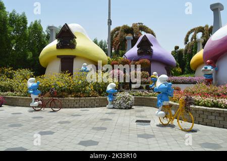 Dubai, VAE. 01. Juni 2022: Smurf-Figuren im Dorf Smurf im Dubai Miracle Garden. Stockfoto