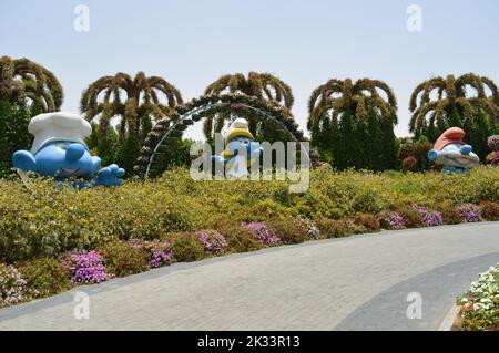 Dubai, VAE. 01. Juni 2022: Riesige Schlumpf-Figuren im Dorf Schlumpf im Dubai Miracle Garden. Stockfoto