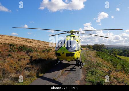 Der Yorkshire Air Ambulance landet auf den North Yorkshire Moors, nachdem ein Mann vom Bahnsteig der Goathland Station gefallen ist Stockfoto