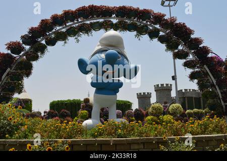 Dubai, VAE. 01. Juni 2022: Eine riesige Figur eines Schlumpfes mit gefalteten Armen im Dorf Schlumpfdorf im Dubaier Wundergarten. Stockfoto