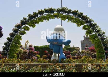 Dubai, VAE. 01. Juni 2022: Eine riesige Figur eines Schlumpfes, der nach unten zeigt, im Dorf Schlumf im Dubaier Wundergarten. Stockfoto