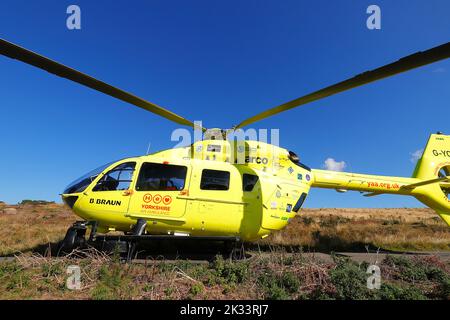 Der Yorkshire Air Ambulance landet auf den North Yorkshire Moors, nachdem ein Mann vom Bahnsteig der Goathland Station gefallen ist Stockfoto