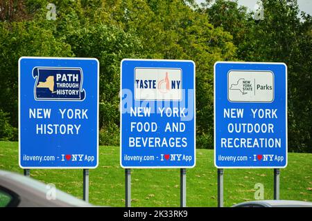 Victor, New York, USA - 18. September 2022: Schilder an der Seneca Travel Plaza Raststation entlang des NY State Thruway fördern Touristenattraktionen und die Stockfoto
