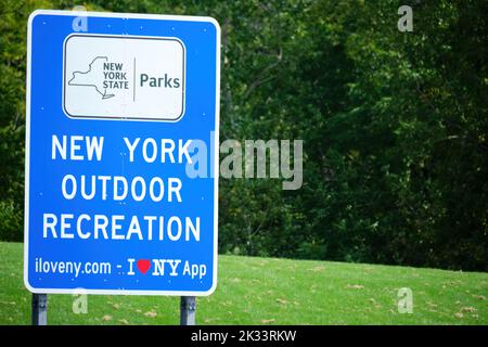 Victor, New York, USA - 18. September 2022: Ein Schild am Seneca Travel Plaza entlang des New York State Thruway fördert die Erholung im Freien im Bundesstaat NY Stockfoto