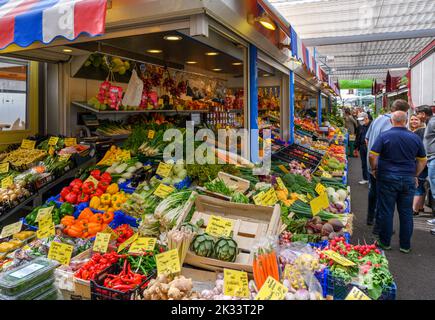 Indoor-Markt in Carlsplatz, Altstadt, Düsseldorf, Deutschland Stockfoto