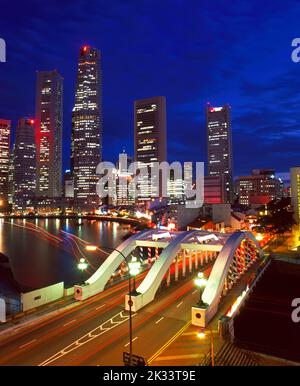 Singapur. Blick auf die Wolkenkratzer der Stadt bei Nacht. Elgin Bridge. Stockfoto