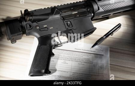 AR-15 und Public Domain-Background-Prüfformular für den Kauf Stockfoto