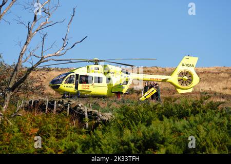 Der Yorkshire Air Ambulance landet auf den North Yorkshire Moors, nachdem ein Mann vom Bahnsteig der Goathland Station gefallen ist Stockfoto