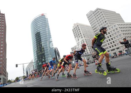 Berlin, Deutschland. 24. September 2022. Skater nehmen am Berlin Inline Marathon Teil. Quelle: Jörg Carstensen/dpa/Alamy Live News Stockfoto